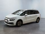 La Citroën blanche est garée dans une pièce blanche