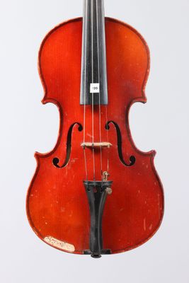 gros plan d'un violon avec un archet sur fond blanc