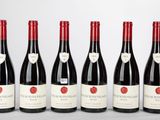 six bouteilles de vin rouge alignées