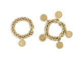 une paire de boucles d'oreilles en or ornées de pièces de monnaie sur fond blanc