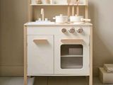 une cuisine jouet en bois blanc avec une cuisinière et un évier