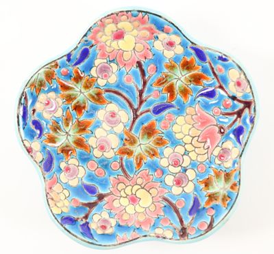 an image of a decorative plate with flowers on it