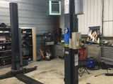 une photo d'un garage rempli d'outils