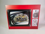 une boîte rouge sur laquelle figure l'image d'un téléviseur