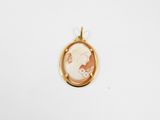 un pendentif camée plaqué or représentant le profil d'une femme