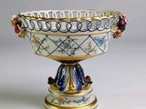 un grand saladier orné d'un motif floral