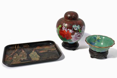 un petit vase et un petit bol posés sur une table