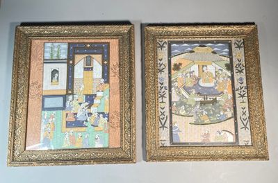 deux tableaux encadrés sur le mur d'une pièce