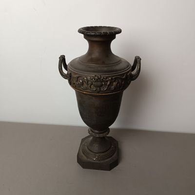 Vase à deux anses en bronze et laiton.