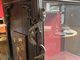 a glass display case with a lizard on it