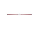 Le bracelet est en cuir rouge et est orné d'un cœur en argent.