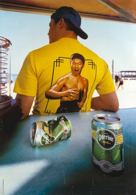 un homme assis à une table avec une canette de soda