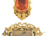 deux broches en or représentant une femme et un homme de profil