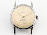gros plan d'une montre-bracelet sur une surface blanche