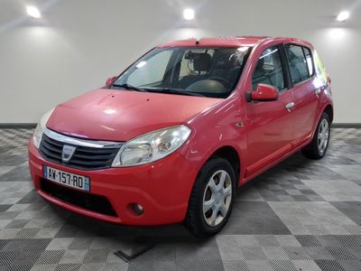 la petite voiture rouge est garée dans le garage sur un sol en damier