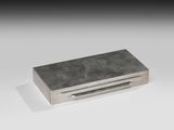 gros plan d'un objet métallique sur une surface blanche