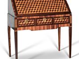 un petit bureau avec un plateau en damier et des tiroirs