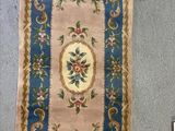 un tapis accroché au mur à côté des toilettes