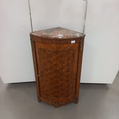 Une ENCOIGNURE en marqueterie de cubes, bronzes dorés dont e…