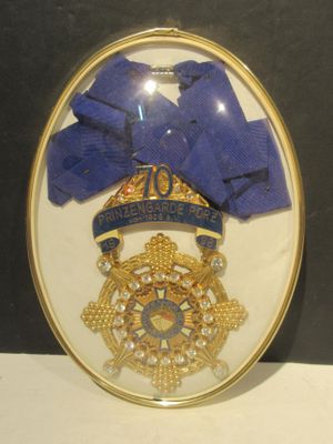 une photo d'une médaille entourée d'un ruban