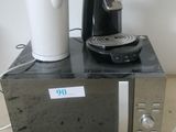 une cafetière posée sur un four grille-pain