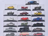 beaucoup de petites voitures exposées dans une vitrine posée sur une table