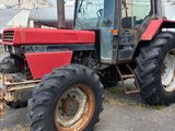 un tracteur rouge garé sur le parking