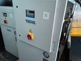 une machine posée sur une palette dans un entrepôt