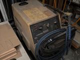 une machine posée à côté d'un tas de bois