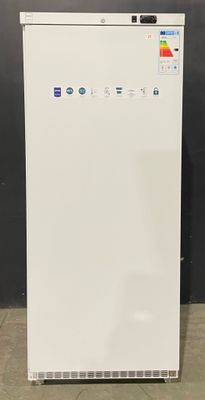 une photo d'un réfrigérateur blanc devant un mur noir