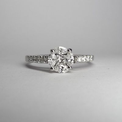 Bague Solitaire Illusion en or blanc: au centre, un diamant …