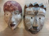 deux masques posés sur une table