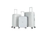 trois bagages empilés les uns sur les autres sur une surface blanche