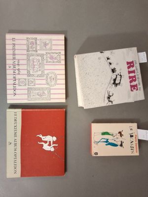 Plusieurs livres sont disposés sur une table, accompagnés d'étiquettes.