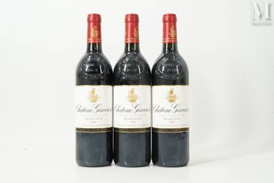trois bouteilles de vin rouge posées sur une table blanche