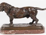 statue en bronze d'un chien sur un socle en marbre sur fond blanc