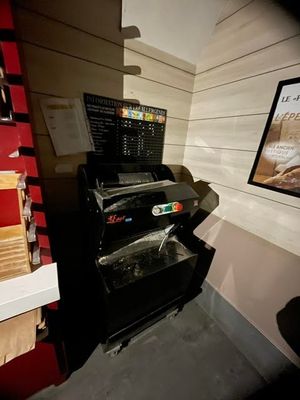 a picture of a machine that is sitting in a room