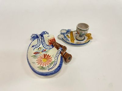 une petite tasse et une soucoupe posées sur une assiette