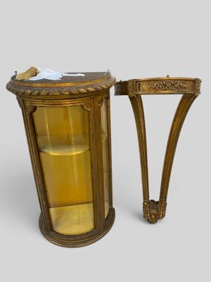 un bougeoir en or surmonté d'un verre