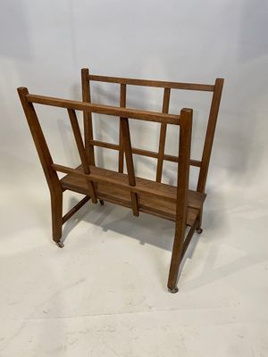 une photo d'un porte-revues en bois monté sur roulettes