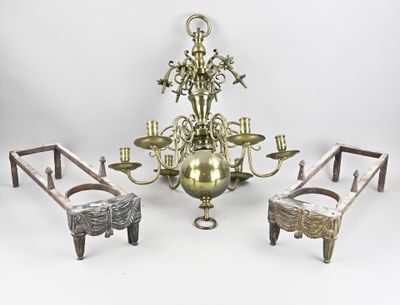 quatre meubles en laiton, dont un lustre, deux bancs et une table