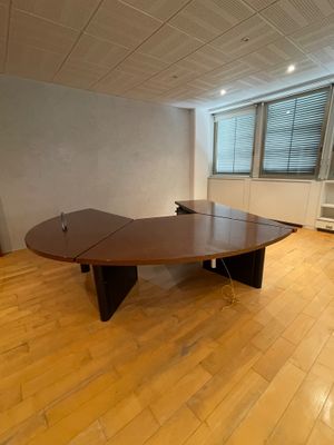 une grande table en bois au milieu d'une pièce