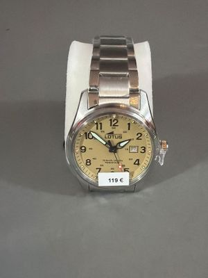 une montre posée sur une table