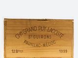 une boîte en bois portant une étiquette