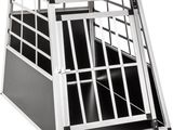 une cage pour chien noire et blanche, surmontée d'une cage métallique