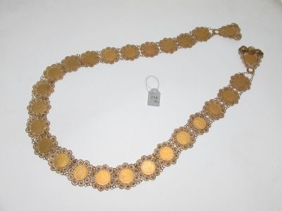 collier avec une pièce d'or et un fermoir, sur un fond blanc