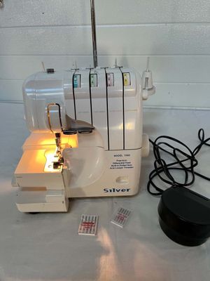 une machine à coudre posée sur une table à côté d'une souris
