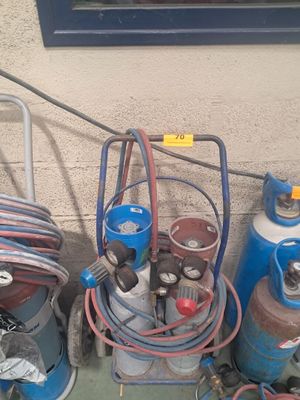 de nombreux types de bouteilles de gaz et de tuyaux éparpillés par terre