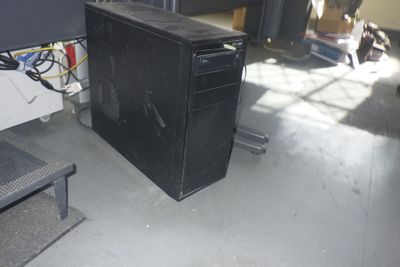un bureau d'ordinateur noir sur lequel se trouvent un clavier et une souris