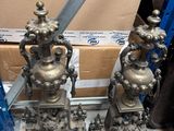 trois vases en métal posés les uns à côté des autres sur une table